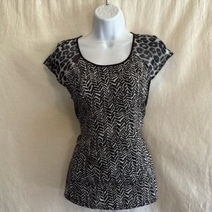 E-166 Express Black & White Cap‎ Sleeve Pullover Blouse Size XS